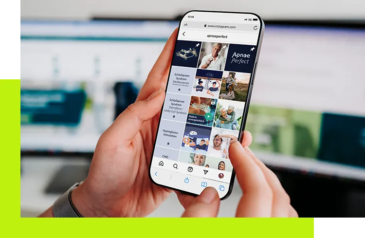 Agentur für Social Media-Betreuung – lächelnde Social Media Betreuungsexperten sitzen an einem Konferenztisch