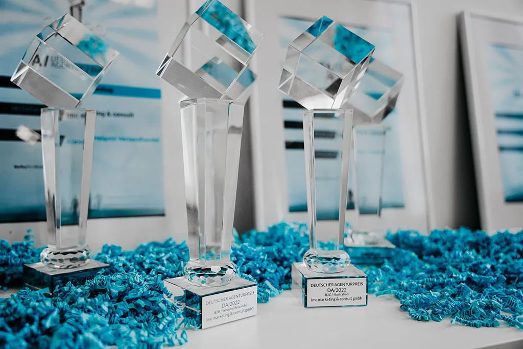 Gewinner Deutscher Agenturpreis 2022 - verschiedene Pokale