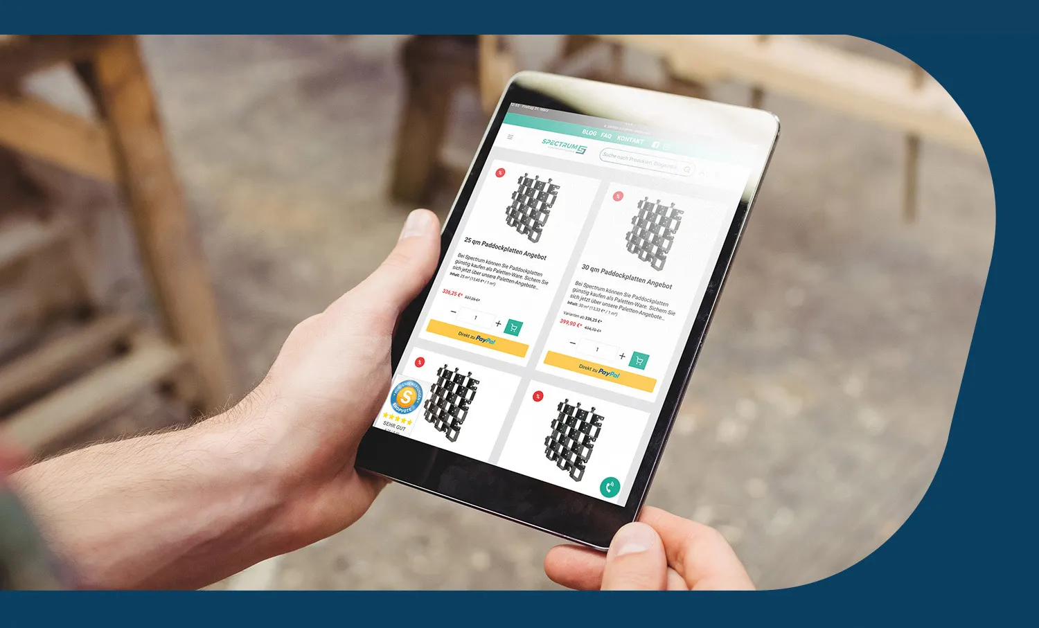 Paddockplatten Shop Angebote - Person schaut sich Paddockplatten Shop Angebote auf dem Tablet an