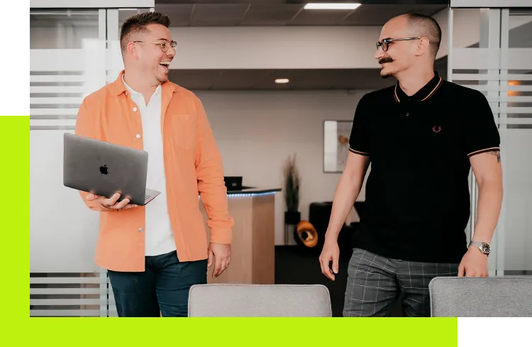 Personalbeschaffung Agentur Mannheim – Glückliche Mitarbeiter laufen durch die Agentur