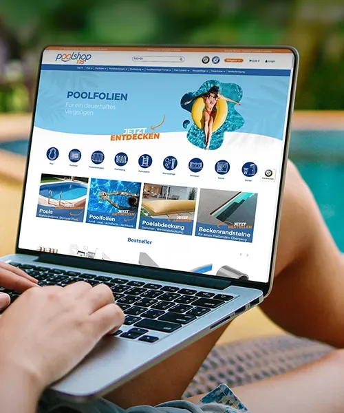 Poolshop123 Online-Shop für Poolzubehör auf einem Laptop mit Pool im Hintergrund