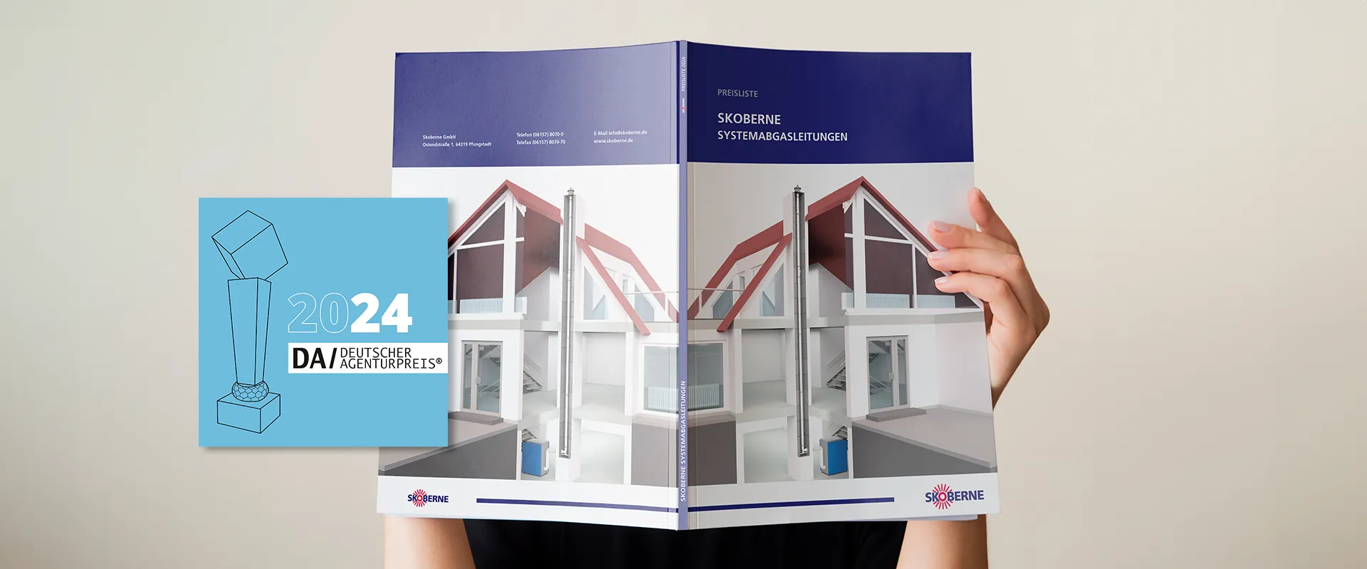 Produktkatalog-Automation EasyCatalog Skoberne - 2024 Gewinner des Deutschen Agenturpreis in der Kategorie B2B / Katalog – Produktkatalog - eine Person hält den aufgeschlagenen Produktkatalog vor ihr Gesicht