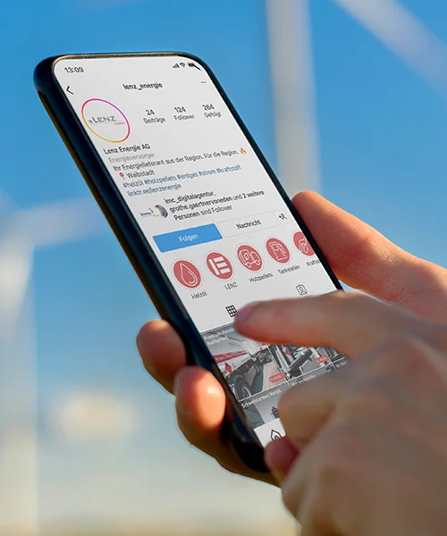 Referenz Social Media Kundengewinnung - Webseite der Lenz Energie mit Holzpellets auf Smartphone abgebildet