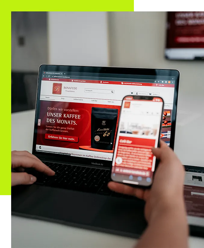 Digitalagentur imc Heidelberg - jemand schaut sich einen Onlineshop einer Kaffeerösterei auf einem Laptop und Smartphone an