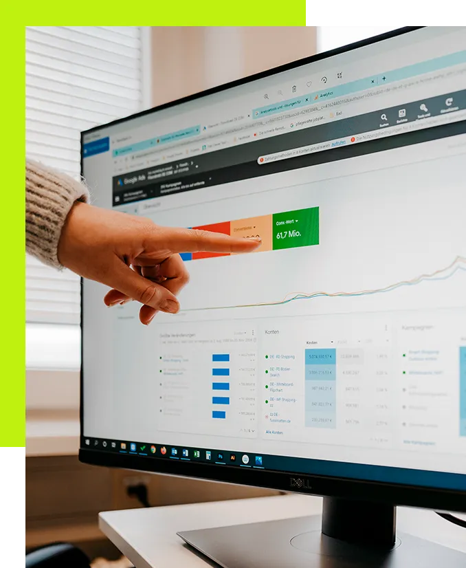 Landingpages Heidelberg gestalten lassen - Jemand zeigt mit dem Finger auf die SEA-Analyse am Monitor