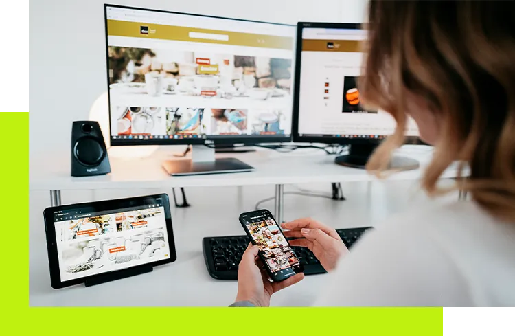 Digitalmarketing Werbeagentur - Website mit Produktdarstellung auf Monitoren, Tablet und Smartphone als Brainstorming für eine Digitalstrategie