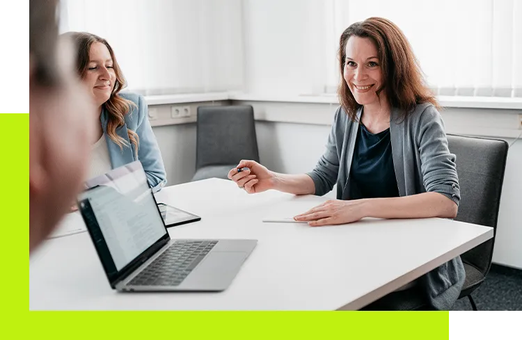 Employer Branding Maßnahmen - Projektteam arbeitet im Meeting an der Analyse und Optimierung von Recruitingkampagnen