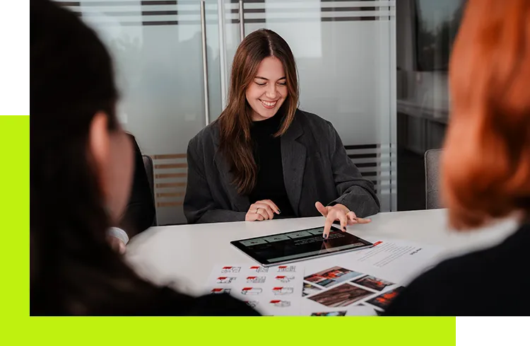 Arbeitgebermarke stärken - Kreatives Teammeeting zur Planung einer Employer Branding Kampagne mit digitalen Touchpoints und Markenunterlagen