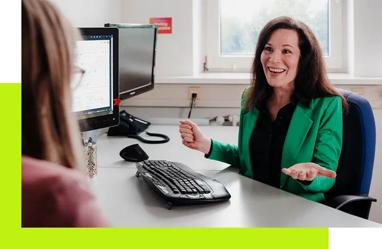 Performance Marketing Display Advertising - Leiterin des Marketings im Gespräch am Arbeitsplatz über Conversion Ergebnisse und Optimierungspotenziale einer Kampagne