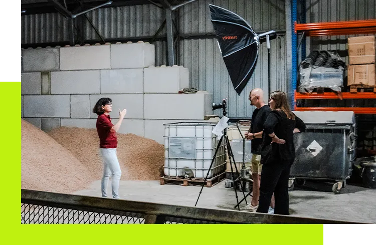 Personalgewinnung - Videodreh für Employer-Branding-Inhalte in einer Produktionshalle