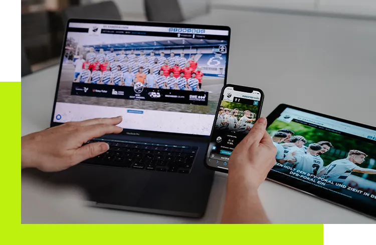 Professionelle Website erstellen lassen - Ein Webdesign wird auf Laptop, Smartphone und Tablet geprüft, um die Darstellung auf verschiedenen Endgeräten zu vergleichen