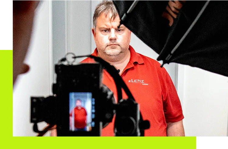 Social Media Optimierung - Mitarbeiter steht vor Kamera und Beleuchtung, um authentische Inhalte für Unternehmenskanäle zu erstellen