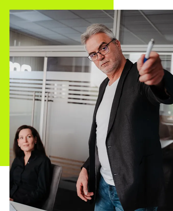 Software Architekten - Projektleiter steht im Besprechungsraum bei der Planung digitaler Systemlösungen