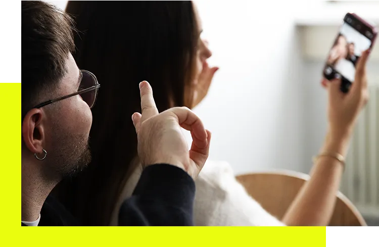 Storytelling - Content-Creator gibt Anweisungen während eine Person ein Selfie-Video für Social-Media aufnimmt