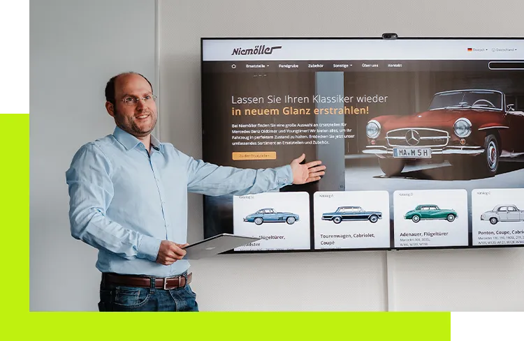 Website Gestaltung - Softwareleiter präsentiert Unternehmenswebsite mit moderner Benutzeroberfläche und markenkonformem Designkonzept